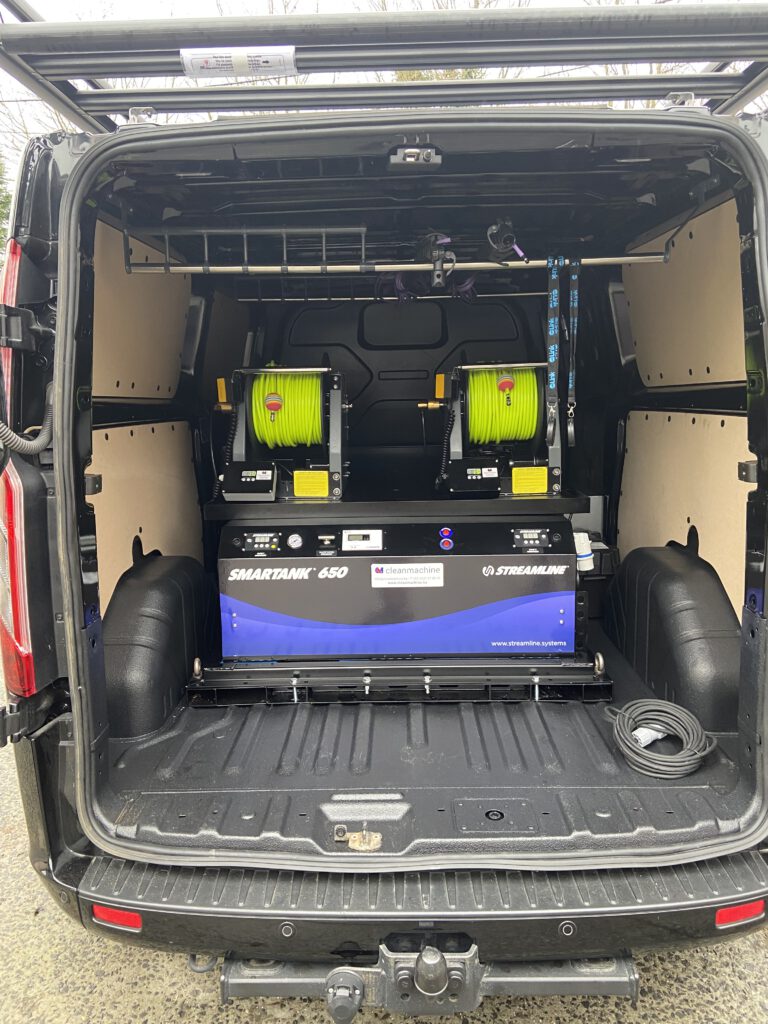 Installatie van een Streamline SMARTANK 650 met coating, verwarmde RODI en elektrische haspels in bestaande bestelwagen