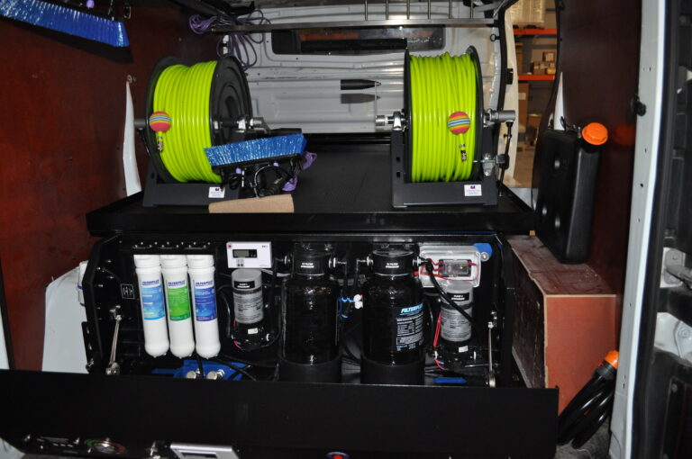 Installatie van een Streamline SMARTANK 650 met verwarmde RODI en elektrische haspels voor 2 operatoren in bestaande bestelwagen