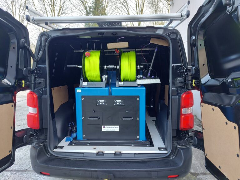 Installatie van een Streamline ECOSTREAM 700 met elektrische haspels voor 2 operatoren in bestaande bestelwagen