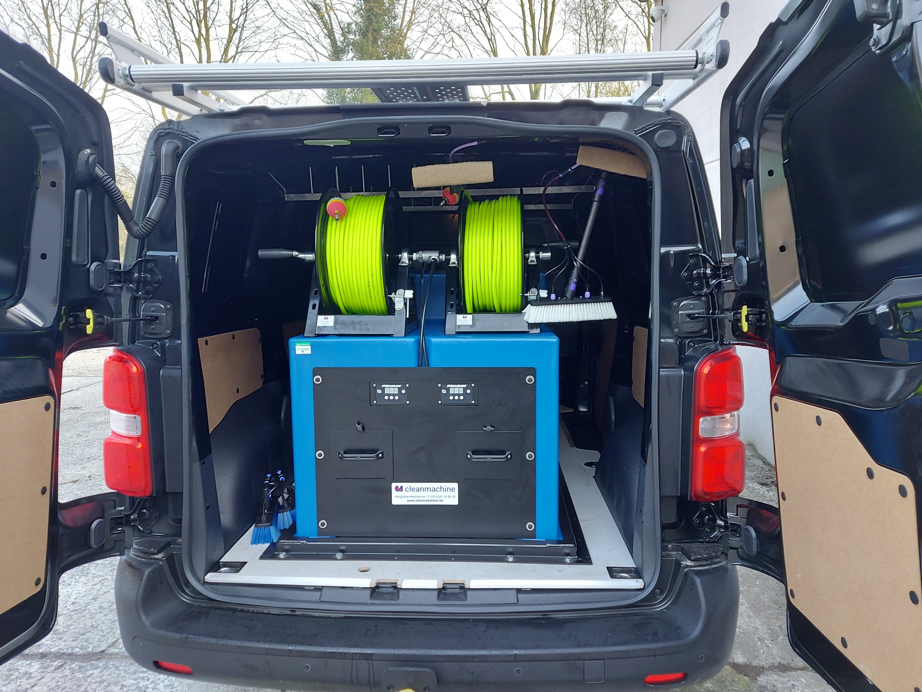 Installatie van een Streamline ECOSTREAM 700 met elektrische haspels voor 2 operatoren in bestaande bestelwagen